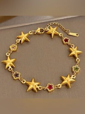 Gold Star Charm Bracelet A1904
